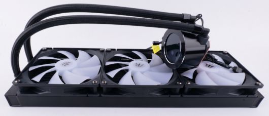 라디에이터에 쿨링팬이 기본으로 장착되어 있어 조립이 편리하다.