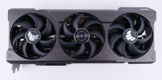 3개의 엑시얼 테크 팬을 갖췄다.