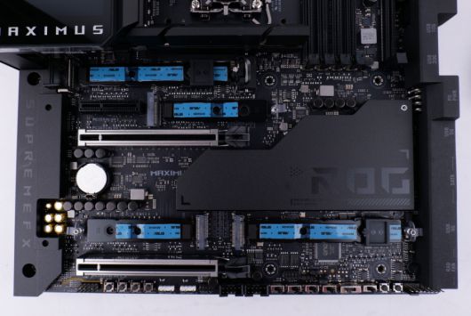 PCIe 5.0 M.2 SSD 슬롯 2개와 PCIe 4.0 M.2 SSD 슬롯 2개가 있다. Q-Release 버튼이 적용되어 손쉽게 M.2 SSD를 탈부착할 수 있다.