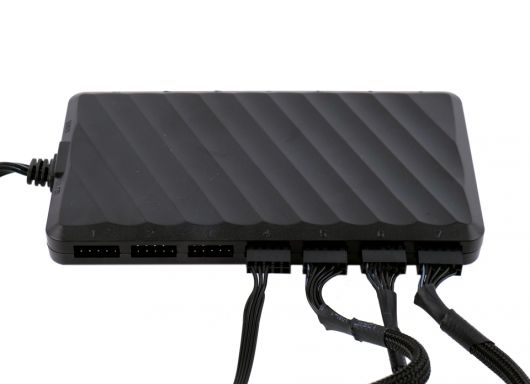 픽셀 디스플레이 컨트롤러에 워터 블록과 쿨링팬 3개의 9핀 USB 케이블 연결