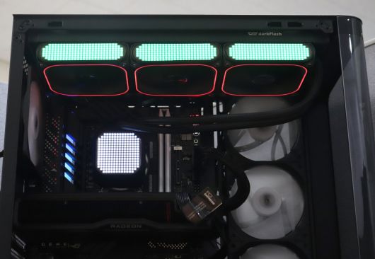 점 모양 RGB LED 여러 개로 구성된 픽셀 디스플레이
