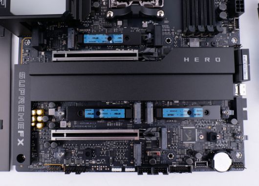 PCIe 5.0 M.2 SSD 슬롯 3개와 PCIe 4.0 M.2 SSD 슬롯 2개가 있다. 모든 슬롯에는 Q-Release 버튼이 적용돼 손쉽게 M.2 SSD를 탈부착할 수 있다.