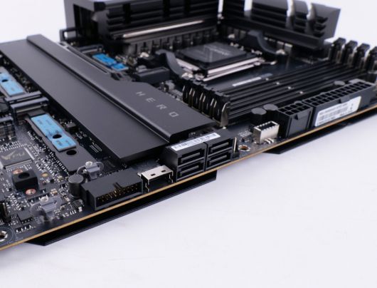 SATA3 6Gb/s 단자는 4개 있다.