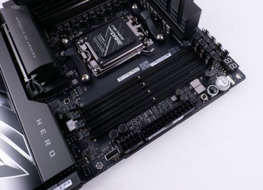 8000MT/s 이상 오버클럭까지 가능한 DDR5 슬롯 4개를 제공한다.