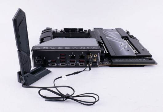 Q-Antenna로 매우 손쉽게 Wi-Fi 안테나를 꽂고 뺄 수 있다.