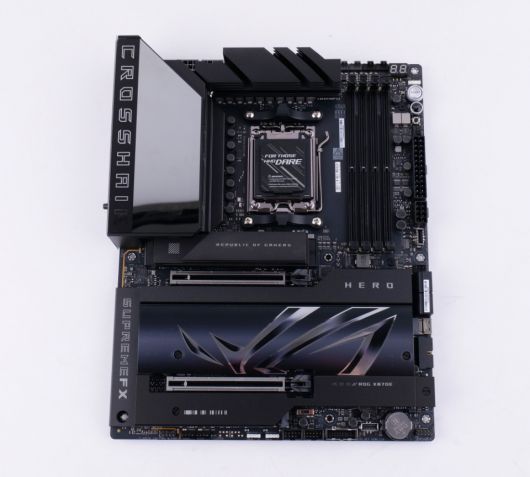 ROG 로고가 돋보이는 디자인을 하고 있다.