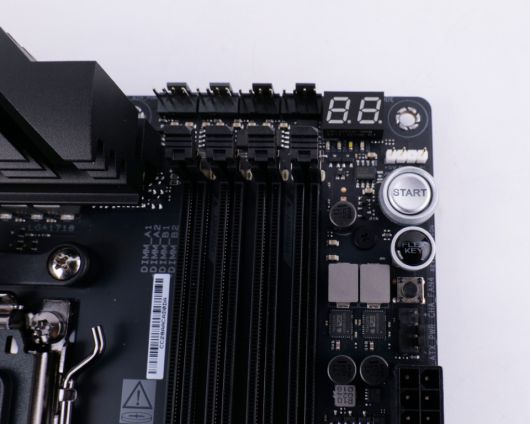 Q-CODE, Q-LED, 전원 버튼 기능이 있어 일반적인 부팅 문제와 하드웨어 문제를 손쉽게 해결할 수 있다.