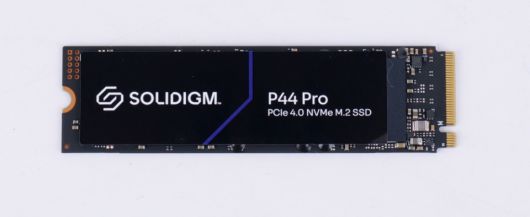 SSD는 PCIe 4.0 인터페이스 기반 M.2 SSD인 SOLIDIGM P44 Pro PCIe 4.0 NVMe M.2 SSD 2TB다.
