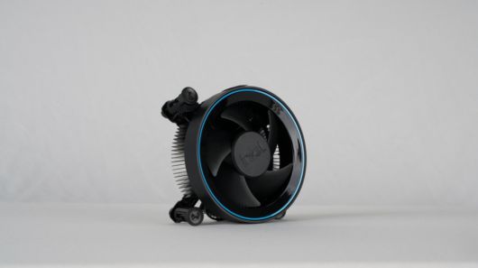 번들 쿨링팬이 제공된다. 번들 공랭 쿨러로도 충분히 제성능을 낼 수 있다.