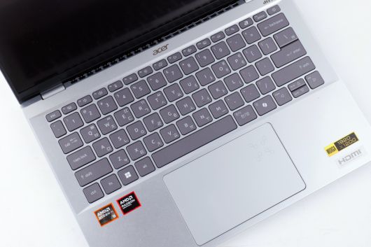 터치패드는 면적이 넓고 매끄러운 표면을 지녀 멀티 제스쳐도 손쉽게 사용할 수 있었다.