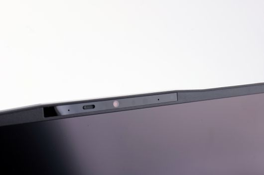 물리적으로 웹캠 렌즈를 가릴 수 있는 프라이버시 셔터가 내장되어 더욱 안심하고 사용할 수 있다.