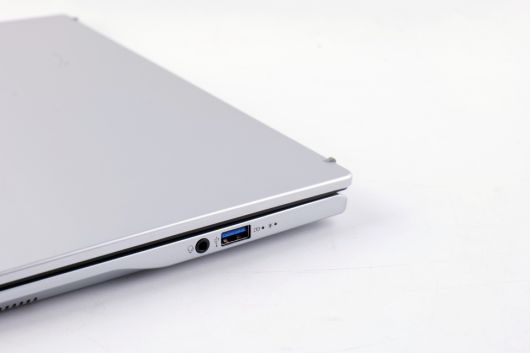 오른쪽에는 헤드폰/마이크 콤보 단자와 USB Type-A 단자가 위치한다.