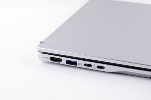 HDMI 2.1, USB Type-A, 그리고 2개의 USB 4 단자가 있다.