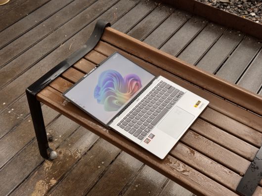 노트북 힌지가 180도로 펼쳐지기 때문에 평평한 곳에 두고 사용하면 마치 태블릿 PC를 사용하는 것 같이 활용할 수 있다.