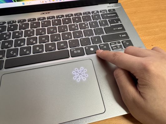 AI 특화 노트북 답게 ‘코파일럿 키’를 품어 코파일럿을 빠르게 실행할 수 있다.