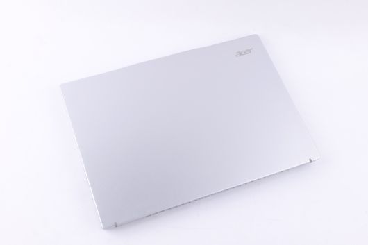 각도에 따라 다르게 빛나는 에이서 로고가 은은하게 각인되어 고급스러운 인상을 준다.