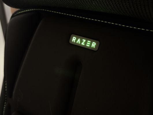 게이밍 쿠션 본체 상단에 위치한 레이저 로고는 전원이 켜지면 초록색으로 점등되어 제법 화려한 느낌이다.