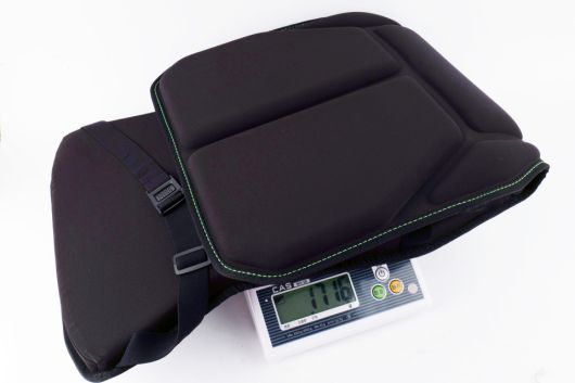 레이저 프레이야 쿠션은 실측 기준 1.716kg으로 가벼운 편이고 접어서 보관할 수 있어 보관에 대한 부담을 크게 덜었다.