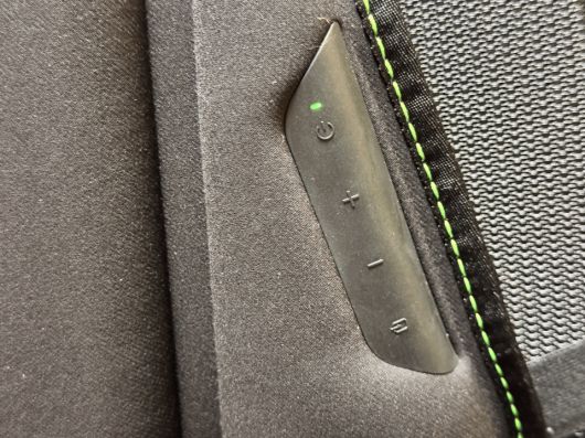 레이저 프레이야 게이밍 쿠션에는 조작부가 위치한다.