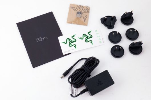 AC 어댑터, 국가별 플러그 6종, 레이저 스티커, 매뉴얼, 그리고 2.4GHz 무선 동글이 제공된다.