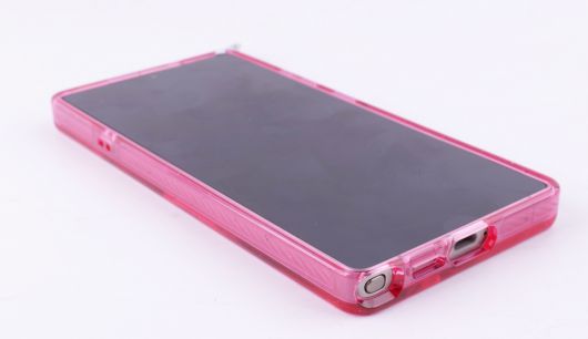 하단에 S펜과 충전 단자를 위한 구멍이 깔끔하게 뚫려 있다.