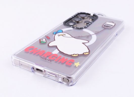 하단에 있는 충전 단자와 S펜 부분도 깔끔하게 뚫려있다.