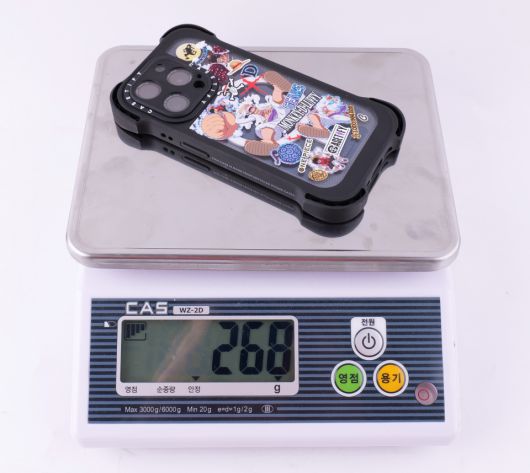 무게는 다소 무거운 편이다. 아이폰 15 프로의 무게가 187g인 것을 감안하면, 케이스 자체 무게가 81g이나 된다.