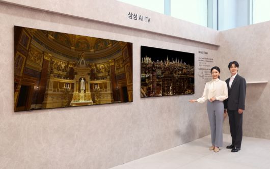 삼성전자 모델이 신규 AI 기능이 적용된 2025년 AI TV 신제품을 소개하고 있다.(사진=삼성전자)