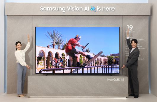 삼성전자 모델이 삼성 강남에서 진행된 'Unbox & Discover 2025' 행사에서 115형 초대형 TV를 소개하고 있다(사진=삼성전자)