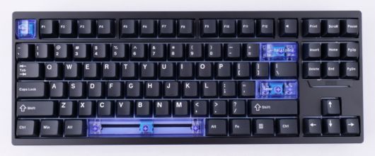 넘버패드가 빠진 텐키리스에 검은색 하우징에 검은 키캡으로 정갈한 디자인이다.