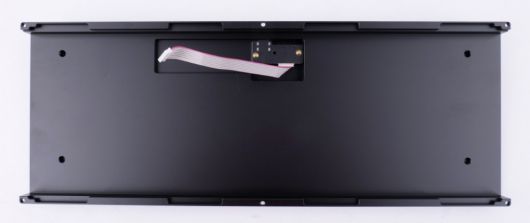 하판 알루미늄에는 USB Type-C 단자만 있다.