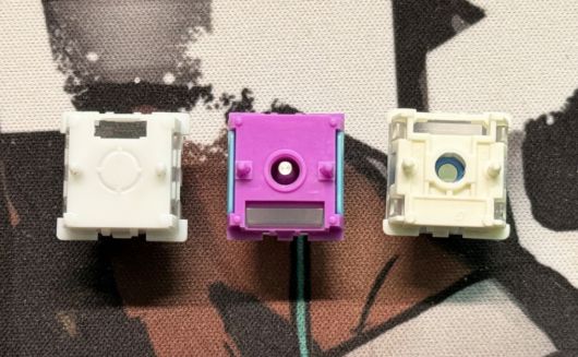 가운데가 유도 스위치고 양옆에는 자석축 스위치다. 디자인은 비슷하지만, 가운데에 있는 스위치 심이 튀어나와 있다.