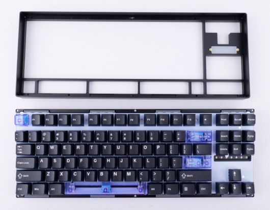 하판에 있는 나사를 분리하면 상판에 있는 알루미늄 덮개를 열 수 있다.