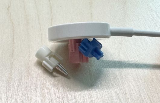 자석에 붙는 자석축 스위치와 달리 유도 스위치는 붙지 않는다.