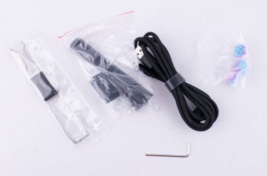 키캡 리무버, 키캡, USB A to C 케이블, 여분 스위치 3개. 육각 렌치가 기본으로 제공된다.