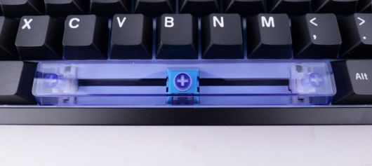 ESC키, 백스페이스키, 엔터키, 스페이스 바에는 포인트로 파란색 투명 키캡이 적용됐다.