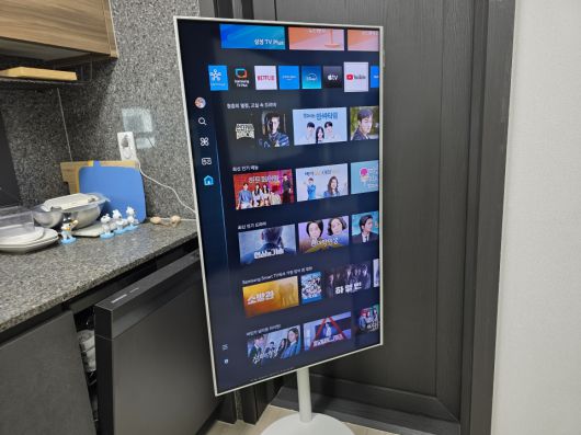 모니터 내부에 내장된 센서로 화면까지 자동 피벗되는 만큼 더욱 편리하다.