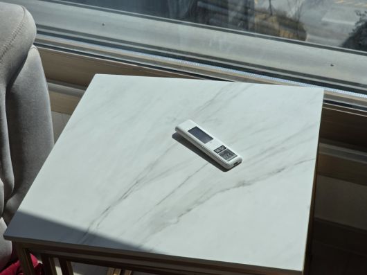 리모컨 후면에는 태양광 충전 패널이 적용되어 리모컨을 뒤집어서 편리하게 충전할 수 있다.