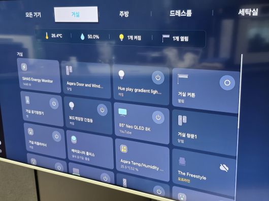 삼성전자 M7 43인치에도 스마트싱스 앱을 설치할 수 있기 때문에 스마트싱스 호환 가전제품과 IoT 센서, 스마트 조명 등을 한 곳에서 확인할 수 있다.