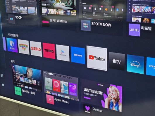 모니터 자체에 OS가 탑재되기 때문에 외부 기기 없이 바로 사용할 수 있다.