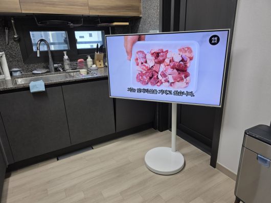 직접 삼성전자 M7을 주방으로 옮겨봤다.