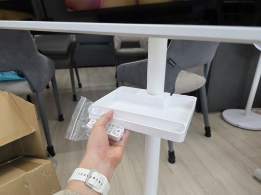 원한다면, 무빙 스탠드에 블루투스 스피커나 리모컨을 올려둘 수 있는 스탠드까지 추가 장착할 수 있다.