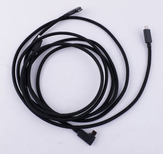 USB C-to-C 케이블 2개가 제공된다.