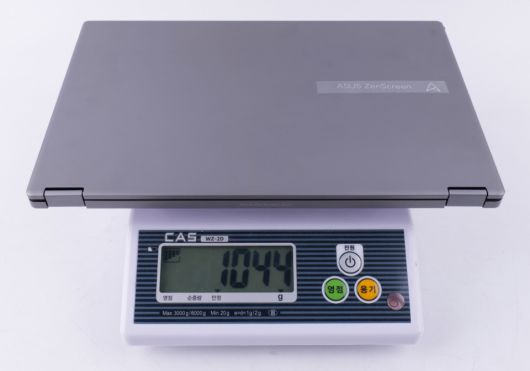 실제 측정한 무게는 1,044g이다.