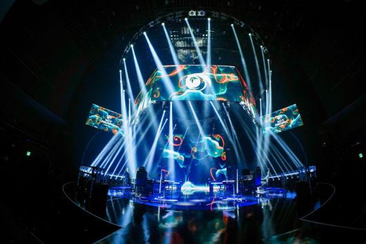 화려한 조명이 가득한 경기장 내부 모습