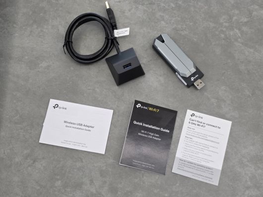 무선 랜카드 본체, 빠른 설치 가이드, USB 3.0 거치대가 구성되어 있다.