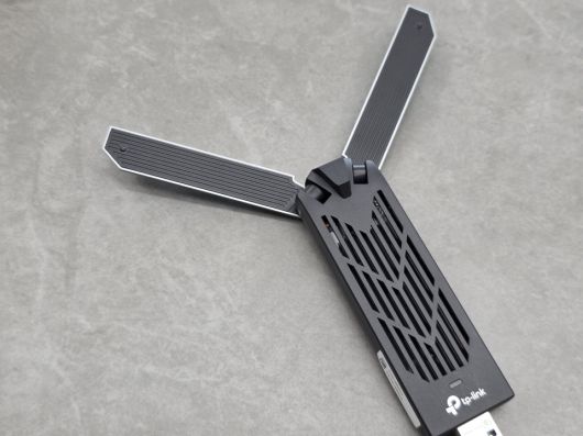 안테나는 180도 펼쳐지는 형태다.