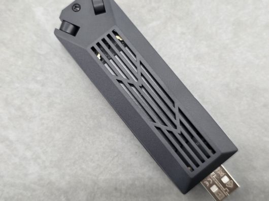 하단에 적용된 넓은 방열 설계 덕분에 장시간 사용에서도 쾌적한 사용이 가능하다.