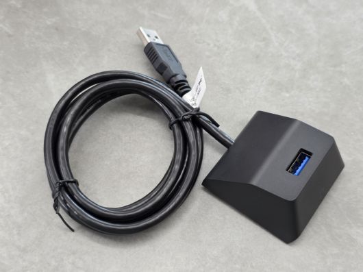 블랙 컬러의 USB 3.0 거치대가 함께 제공된다.