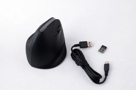 마우스 본체, 하이퍼스피드 무선 동글, USB Type-C to A 케이블로 구성된다.